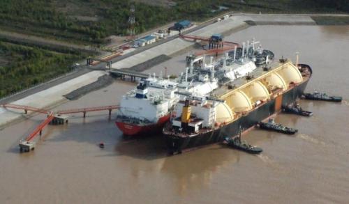 El Gobierno improvisa con el tema GNL y no confirma el pago de los barcos importados