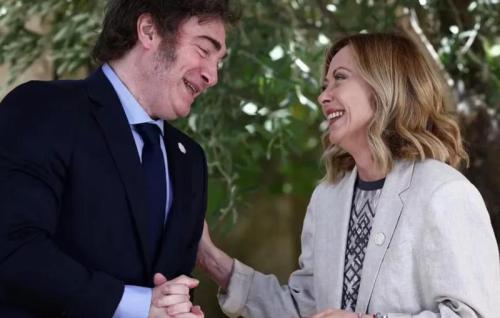 Milei en Italia: risas con Meloni, el abrazo con el Papa y las charlas informales en la recepción del G7